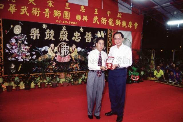 Presenting a token of appreciation to guest of honour MP Chan Soo Sen 曾士生前部长 at Poh Chung Tian Chor Sian Tong.