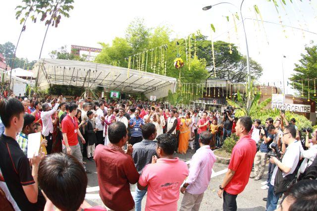 Taken at: Pongal Harvest Festival at Cheng San Community Club Pictured: Prime Minister Lee Hsien Loong (partially hidden), Member of Parliament for Ang Mo Kio GRC Ang Hin Kee and Event Organiser Nadanasigamani Senthil