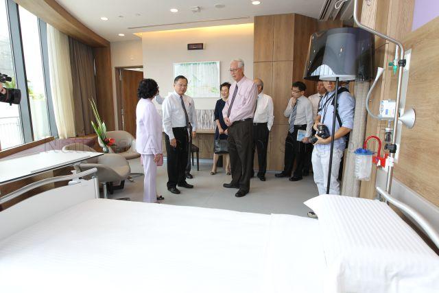 Taken at: Official opening of Farrer Park Hospital Pictured: Emeritus Senior Minister Goh Chok Tong and his wife Mrs Goh (back facing camera), and Guest-of-Honour Minister for Health Gan Kim Yong