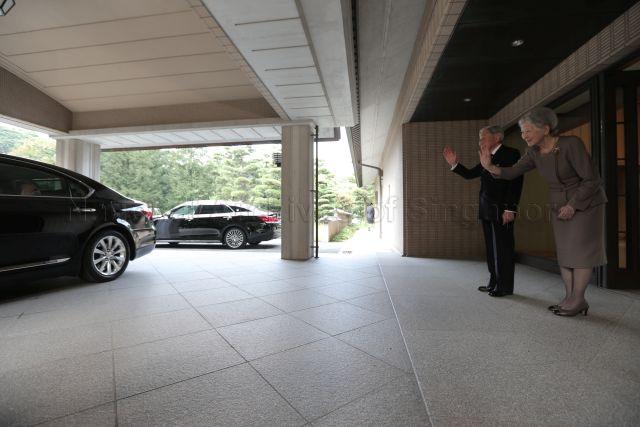 Taken at: Lunch and farewell call on Emperor Akihito and Empress Michiko at the Imperial Residence in Tokyo during Prime Minister Lee Hsien Loong's official visit to Japan (26th to 29th September 2016) Pictured: Emperor Akihito and Empress Michiko