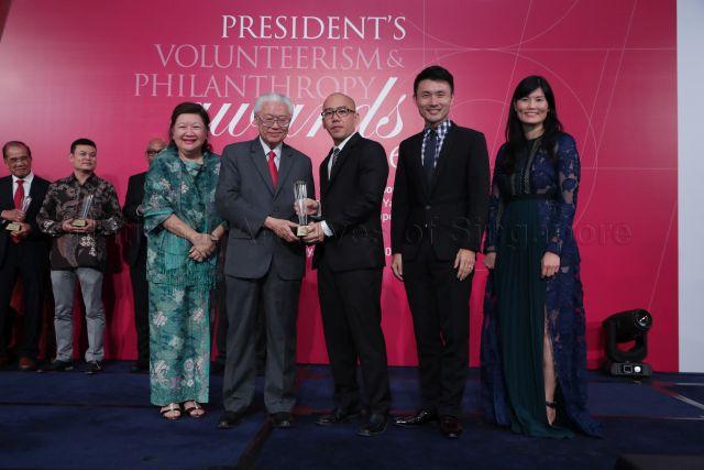 Taken at: The President’s Volunteerism & Philanthropy Awards (PVPA) 2016 at the Shangri-La Hotel Pictured: Guest-of-Honour President Tony Tan Keng Yam, Parliamentary Secretary for Culture, Community and Youth Baey Yam Keng, Chairman of National Volunteer and Philanthropy Centre (NVPC) Mildred Tan, CEO of NVPC Melissa Kwee, Samsui Supplies and Services director and PVPA group award recipient Ang Kian Peng, Society for the Physically Disabled Executive Director and PVPA group award recipient Abhimanyau Pal (partially hidden), Project Intan founder and PVPA group award recipient Alvin Yapp and PVPA individual award recipient Lim Hang Chung