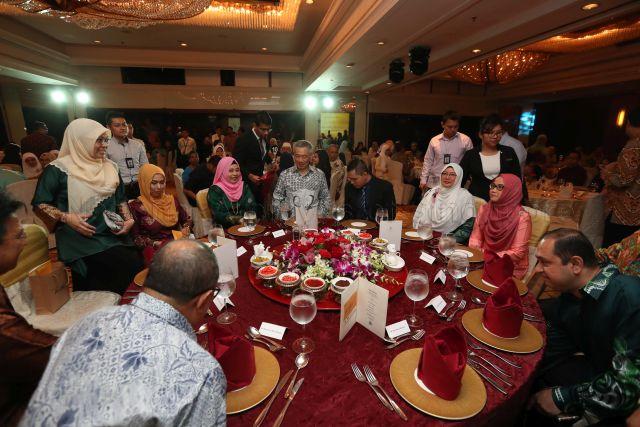 Taken at: The Arif Budiman Malay Language Teachers' Award ceremony at the Marina Mandarin Hotel Pictured: Prime Minister Lee Hsien Loong, Member of Parliament for Ang Mo Kio Group Representative Constituency (GRC) Dr Intan Azura Mokhtar and Arif Budiman Malay Language Teachers' Award recipients Azhar Abdul Rashid, Siti Zainab Zainal, Azah Abdul Aziz, Rashidah Abdullah and Norafizah Shariff