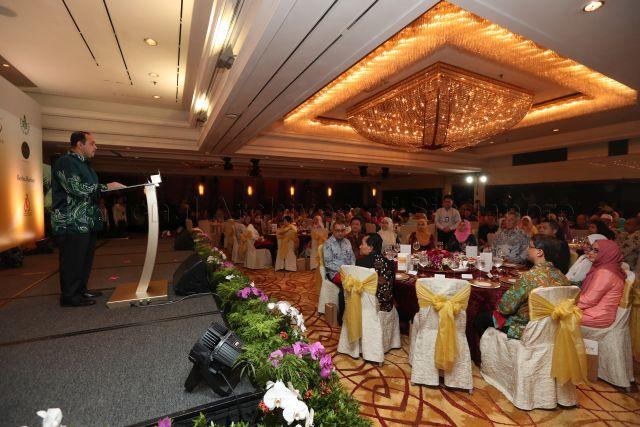 Taken at: The Arif Budiman Malay Language Teachers' Award ceremony at the Marina Mandarin Hotel Pictured: Prime Minister Lee Hsien Loong, Parliamentary Secretary for Education and for Social and Family Development Associate Professor Muhammad Faishal Ibrahim, Member of Parliament for Ang Mo Kio Group Representative Constituency (GRC) Dr Intan Azura Mokhtar and Arif Budiman Malay Language Teachers' Award recipients Azhar Abdul Rashid, Siti Zainab Zainal, Rashidah Abdullah and Norafizah Shariff