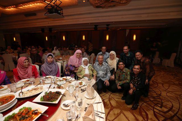 Taken at: The Arif Budiman Malay Language Teachers' Award ceremony at the Marina Mandarin Hotel Pictured: Prime Minister Lee Hsien Loong, Member of Parliament for Ang Mo Kio Group Representative Constituency (GRC) Dr Intan Azura Mokhtar and Parliamentary Secretary for Education and for Social and Family Development Associate Professor Muhammad Faishal Ibrahim