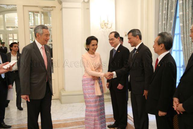 Taken at: Welcome Ceremony for Myanmar State Counsellor Daw Aung San Suu Kyi at the Istana Pictured: Prime Minister Lee Hsien Loong, Minister for Trade and Industry (Trade) Lim Hng Kiang, Minister for Foreign Affairs Dr Vivian Balakrishnan, Singapore's Ambassador to Myanmar Robert Chua and Myanmar State Counsellor Daw Aung San Suu Kyi