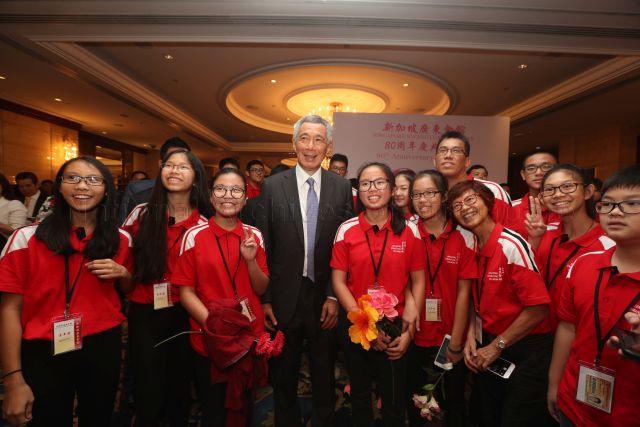 Taken at: Singapore Kwangtung Hui Kuan 80th Anniversary Lunch at Shangri-La Hotel Pictured: Guest-of-Honour Prime Minister Lee Hsien Loong and members of the Singapore Kwangtung Hui Kuan youth group MiyokoYeo, Lo Pei Qi and Cherissa Han