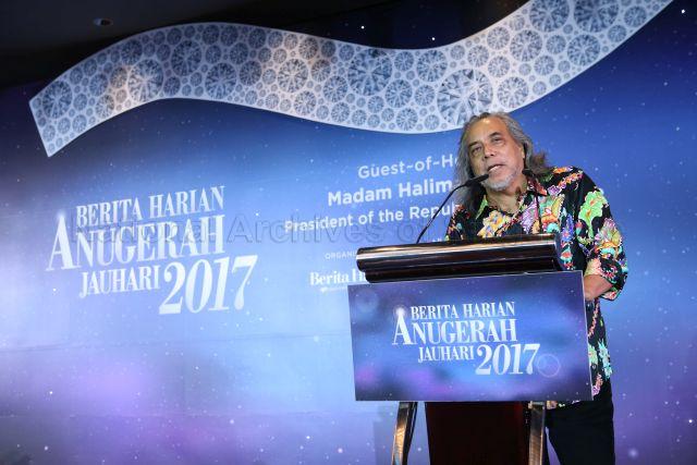 Taken at: Berita Harian's Achiever of the Year 2017 Awards Presentation at the Mandarin Orchard Hotel Pictured: Berita Harian's Lifetime Achiever Award 2017 recipient Rock Singer Ramli Sarip