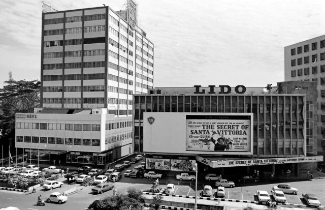 ミュージック LIDO Lido Theatre along Orchard Road, Singapore. On the left is …