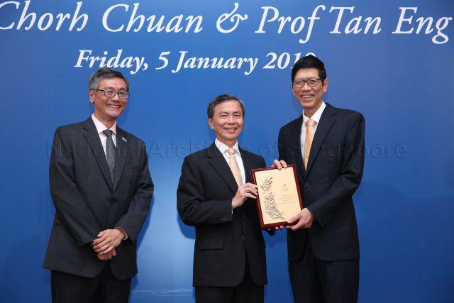 Taken at: Welcome lunch for NUS President Professor Tan Eng Chye cum appreciation lunch for Professor Tan Chorh Chuan at Shangri-La Hotel Pictured: NUS President Professor Tan Eng Chye and NUS Professor Tan Chorh Chuan