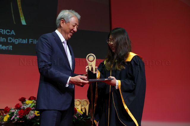 Taken at: Singapore Polytechnic’s (SP) 58th Graduation Ceremony celebrating 200000 graduates   Pictured: Guest-of-Honour Deputy Prime Minister and Coordinating Minister for National Security Teo Chee Hean and Diploma in Digital Animation graduate and Tan Kay Yong Gold Medal winner Erica Tan Xi-Wen