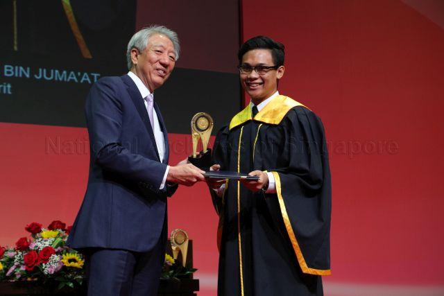 Taken at: Singapore Polytechnic’s (SP) 58th Graduation Ceremony celebrating 200000 graduates &nbsp; Pictured: Guest-of-Honour Deputy Prime Minister and Coordinating Minister for National Security Teo Chee Hean and Diploma in Marine Engineering graduate and Lee Kuan Yew Award winner Muhammad Khairul Afiq Bin Juma’at