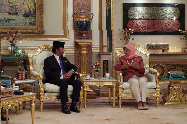 Taken at: Audience with the Sultan and Yang Di-Pertuan of Negara Brunei Darussalam Haji Hassanal Bolkiah Mu’izzaddin Waddaulah at the Cheradi Laila Kenchana of the Istana Nurul Iman, during President Halimah Yacob’s State Visit to Negara Brunei Darussalam from 11 to 14 May 2018 Pictured: President Halimah Yacob and Sultan and Yang Di-Pertuan of Negara Brunei Darussalam Haji Hassanal Bolkiah Mu’izzaddin Waddaulah