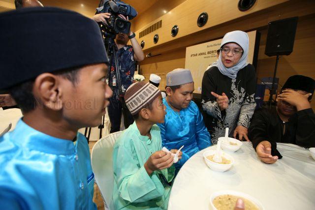 Taken at: &nbsp;Berita Harian Charity Iftar at Wisma Geylang Serai &nbsp;Pictured: President Halimah Yacob