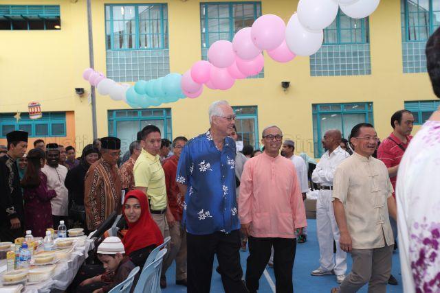 Taken at: Marine Parade Cluster (Marine Parade GRC, Macpherson and Mountbatten SMC) Harmony Iftar 2018 at Kampong Ubi Community Centre (CC) &nbsp;Pictured: Emeritus Senior Minister Goh Chok Tong, Members of Parliament for Marine Parade Group Representation Constituency (GRC) Seah Kian Peng and Edwin Tong Chun Fai (partially hidden)