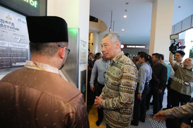 Taken at: Iftar at Maarof Mosque with Jurong residents in Jurong West &nbsp;Pictured: Prime Minister Lee Hsien Loong and Maarof Mosque Executive Chairman Ustaz Haji Rashid Ramli (back facing camera)