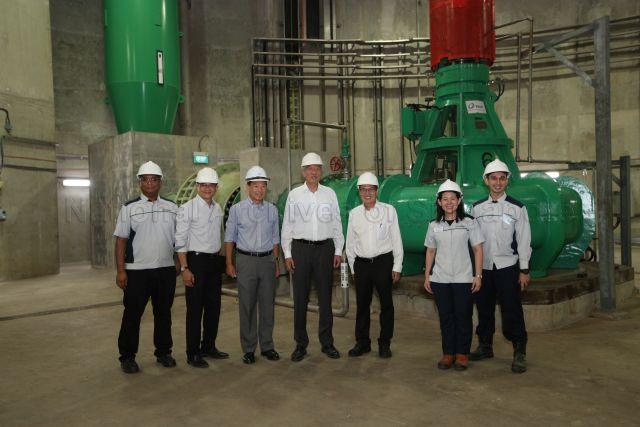Taken at: Visit to Public Utilities Board (PUB) at Changi Water Reclamation Plant (CWRP) Pictured: Deputy Prime Minister Teo Chee Hean, Chief Executive Officer of PUB Singapore's National Water Agency Ng Joo Hee, Director of Water Reclamation Plants Ooi Kian Eng, CWRP general manager Low Pei Chin, Deputy Chief Executive (Operations) Tan Yok Gin and PUB senior engineer Luqman Yang Razali