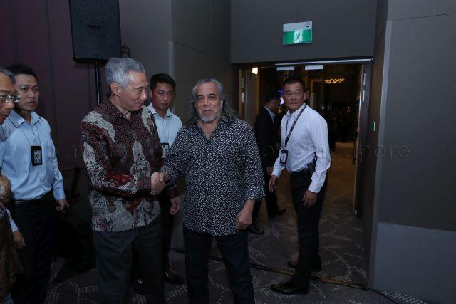 Taken at: Anugerah Jauhari Berita Harian (Berita Harian Achiever of the Year) award ceremony and 20th anniversary at One Farrer Hotel  Pictured: Guest-of-Honour Prime Minister Lee Hsien Loong, Chairman of Singapore Press Holdings Dr Lee Boon Yang (partially hidden) and singer-songwriter Ramli Sarip