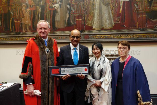 Taken at: Conferment Ceremony for the Honorary Freedom of the City of London award during Senior Minister and Coordinating Minister for Social Policies Tharman Shanmugaratnam's visit to London, United Kingdom (UK) Pictured: Senior Minister and Coordinating Minister for Social Policies Tharman Shanmugaratnam, Lord Mayor of the City of London The Right Honourable Alderman Peter Estlin, Chair of Policy and Resources Committee of the City of London Corporation Catherine McGuinness, High Commissioner of the Republic of Singapore to the UK Foo Chi Hsia, Minister for Education Ong Ye Kung and Senior Parliamentary Secretary for Foreign Affairs and Trade and Industry Dr Tan Wu Meng