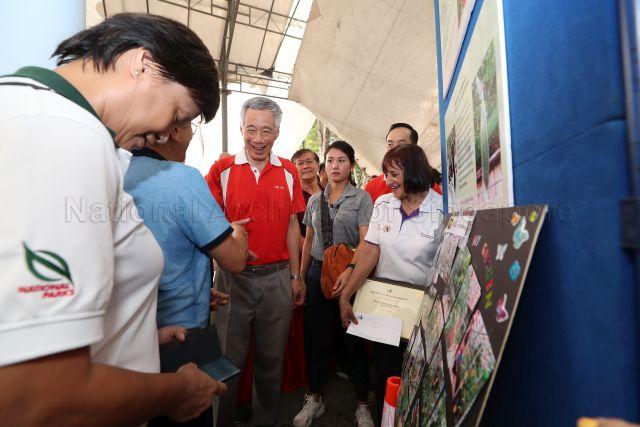 Taken at: Ang Mo Kio GRC and Sengkang West SMC (AMK GRC and SKW SMC) Tree Planting Day 2019 at the grounds of Lentor Loop (between Lentor Road and Fudu Walk) Pictured: Guest-of-Honour Prime Minister Lee Hsien Loong and representative of Ang Mo Kio-in-Bloom Awards winner Hibiscus Community Garden (Sengkang South RC)