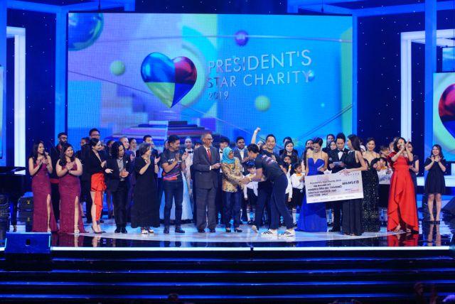 Taken at: 2019 President's Star Charity (PSC) at Mediacorp Campus Pictured: Guest-of-Honour President Halimah Yacob and her husband Mohammed Abdullah Alhabshee, Chief Executive Officer (CEO) of Mediacorp Tham Loke Kheng, Speaker of Parliament Tan Chuan-Jin, Co-Chairman of Relay Majulah Ong Tze Boon, and Mediacorp Artistes Chua Enlai, Glenda Chong, Kym Ng and Evelyn Tan