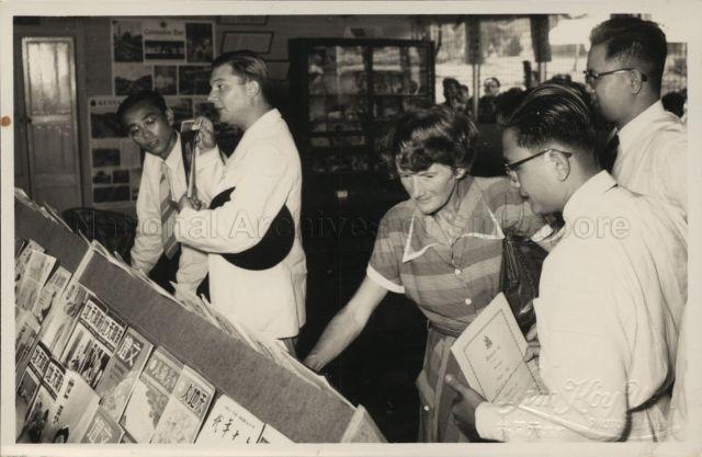 Mike Gorrie opens  the new reading room in Semenjih