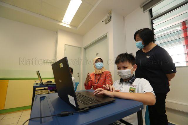 Taken at: President Halimah Yacob’s visit to Project Digital Inclusion Programme (Project D.I.P) at Chua Chu Kang Primary School Pictured: President Halimah Yacob and Principal of Chua Chu Kang Primary School Sheree Kuek