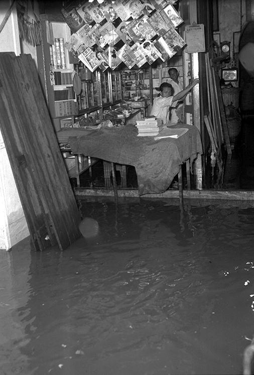 Vendors of this shop at Buyong Road (beside Meridien Hotel) waiting for flood to subside in the Orchard Road area
