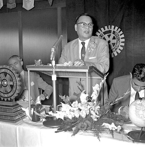 Mr Chung Duc Ny Tihon (é¾è£•å…‰), Governor of Rotary District 330, addressing the Singapore Rotary Club during their luncheon meeting at Cathay Hotel.