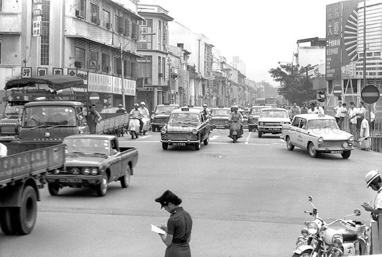 Heavy traffic entering 'Restricted Zone' at Bencoolen Street from Jalan Besar. On the right is Sim Lim Tower.