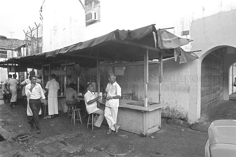 The hawker stalls are actually located inside the back lane from Cross Street leading to Chin Chew Street. Starting from the foreground of photo with the 1st stall selling Kambing Soup, the next is a drinks stall while the last stall sell Indian food and Roti Prata.