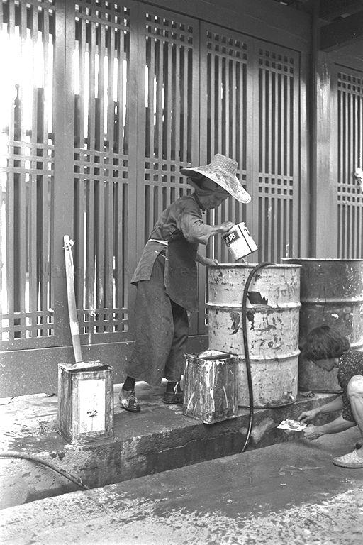 Samsui women are working within the compound of the Thian Hock Keng.